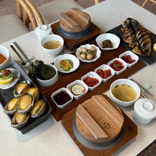 Gyeongju Hwanglidan-gil Bokgil Sotbap, baby meal service, optimal for family dining.