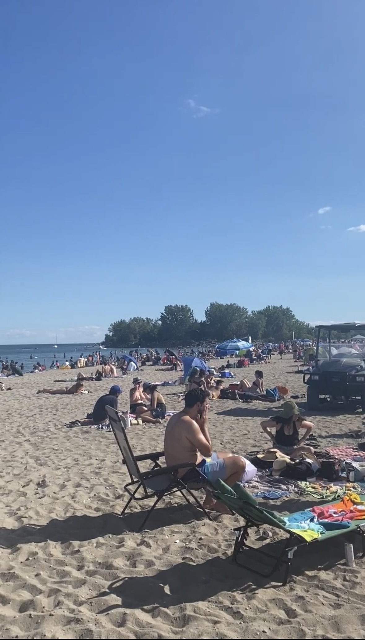 (왼) 리버데일 파크에서 피크닉을 하는 장면 (오) 우드바인 비치에서 해수욕을 즐기는 사람들 