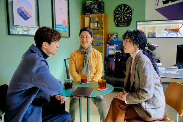 작가와 편집장으로 만난 영호와 현진