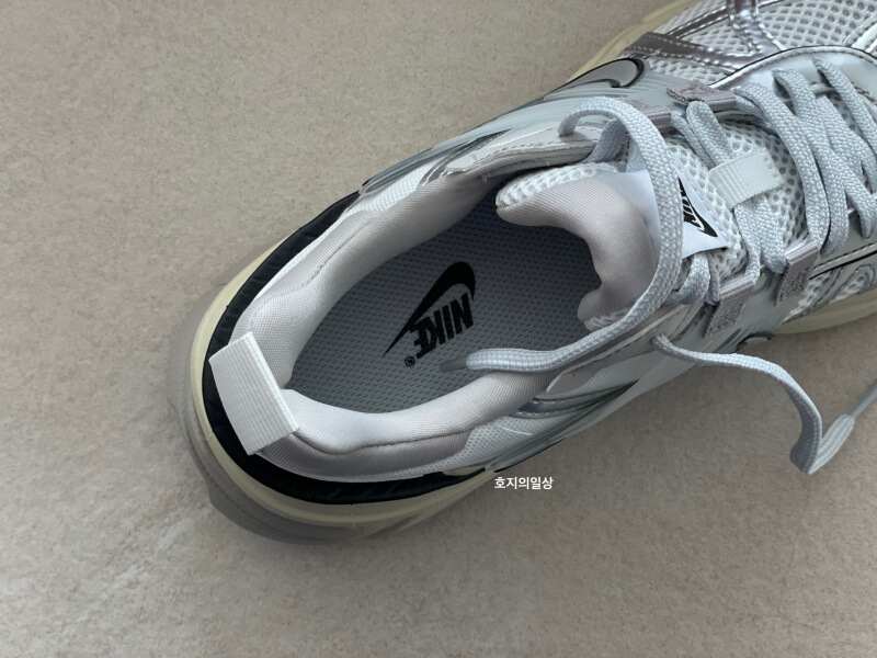 나이키 V2K 런 서밋 화이트 메탈릭 실버-깔창