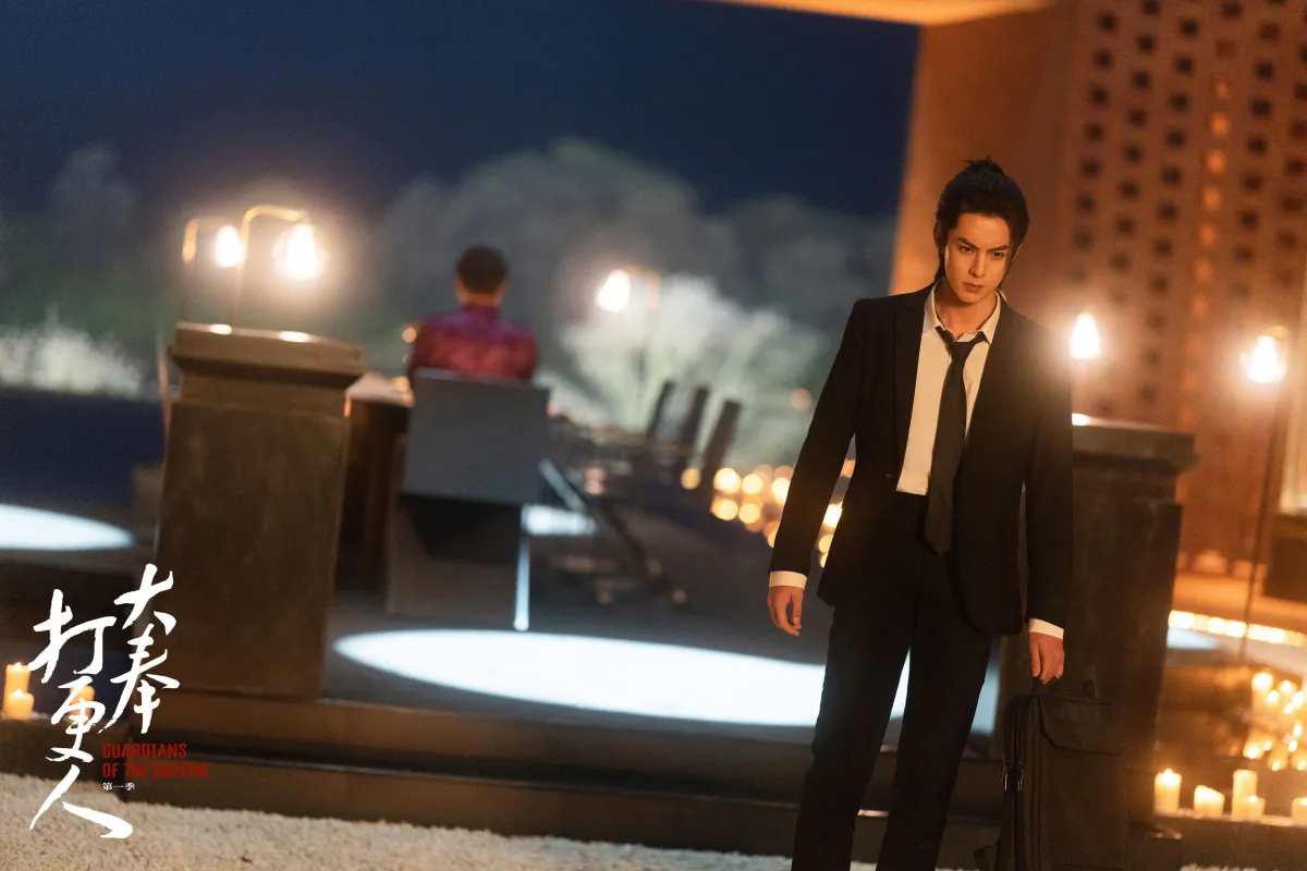 대봉타경인-왕학체-검은 양복입고 의미심장한 표정