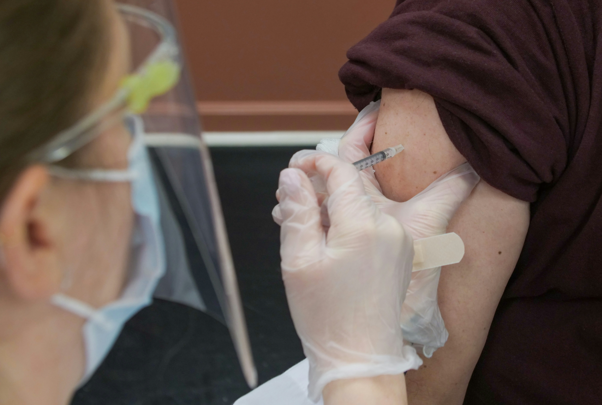 예방접종을 맞는 모습