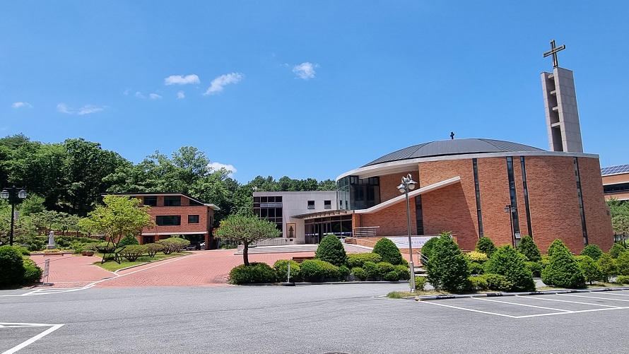 춘천 스무숲성당. 사진에서 왼쪽은 남쪽 안마산 방향이고 오른쪽은 북쪽 춘천 도심 방향입니다.