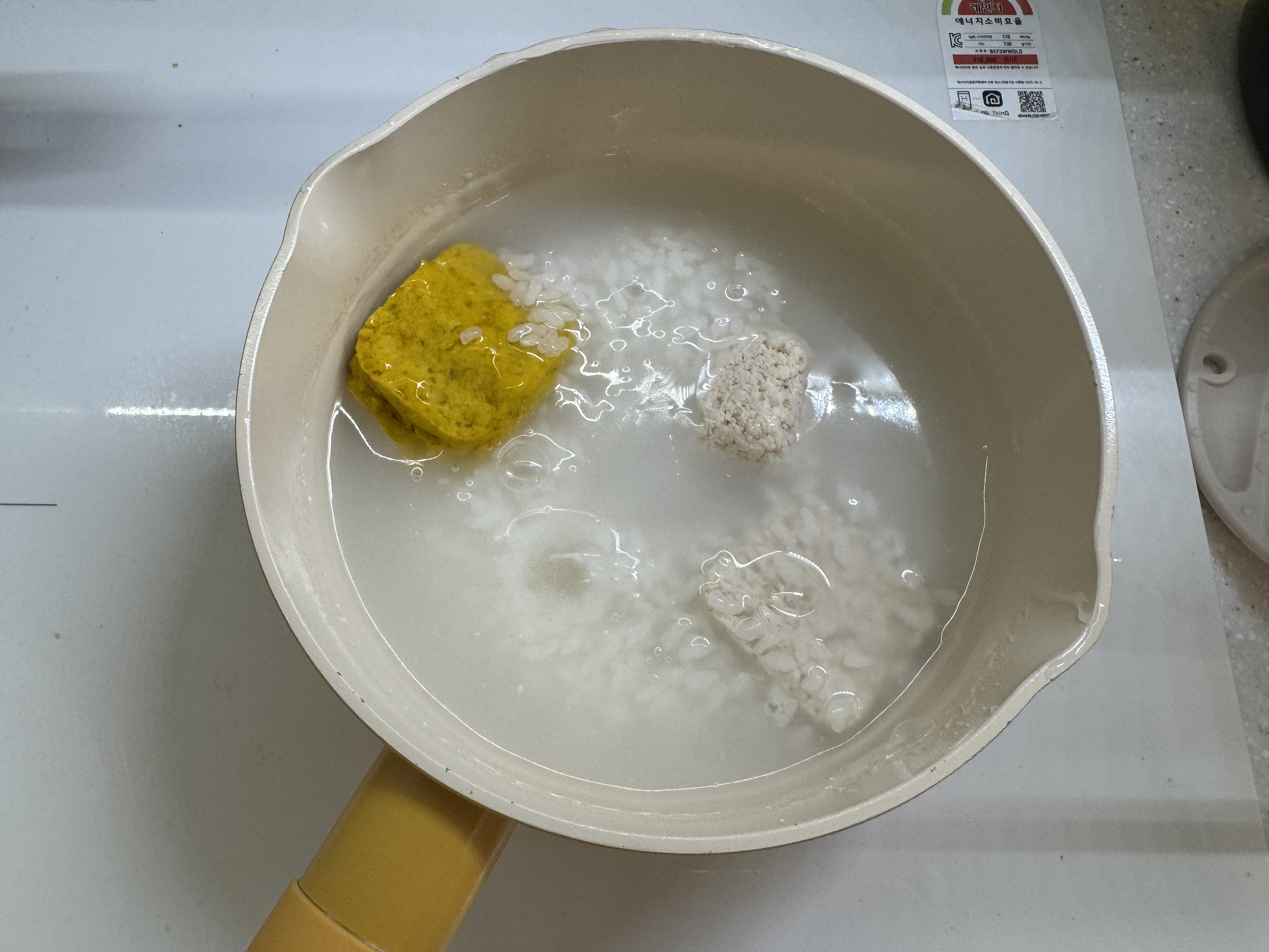 냄비에 불린 쌀과 닭고기&amp;#44; 단호박을 넣고 끓이는 사진