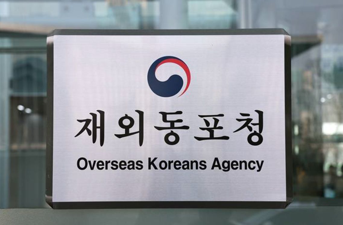 한국 대학 캠퍼스에서 토론 중인 다양한 국적의 한인 청년