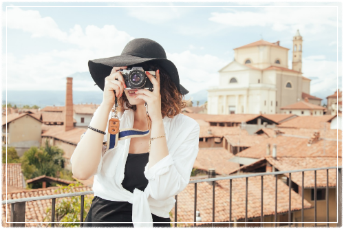 여행하며 사진찍는 여자 사진
