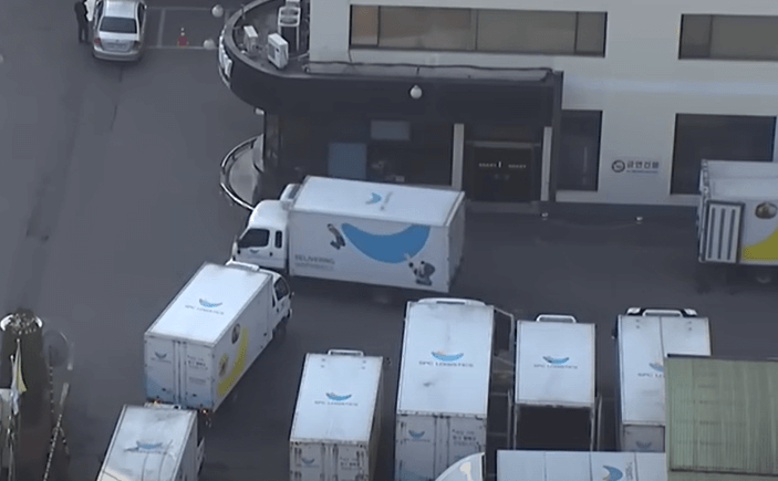 SPC 트럭들이 주차되어있는 장면