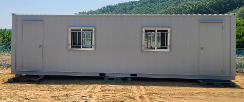 공장에서 막 도착한 회색 컨테이너가 농장 부지에 설치된 모습.