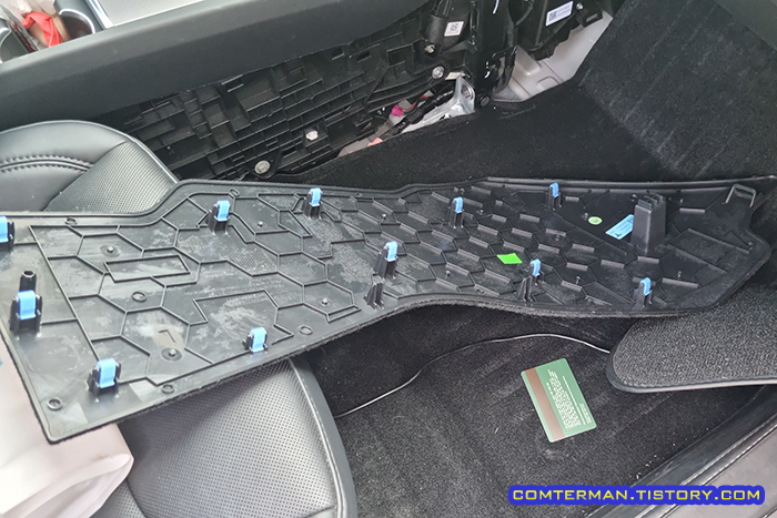 테슬라 모델3 하이랜드 센터 콘솔 우측 커버 분리