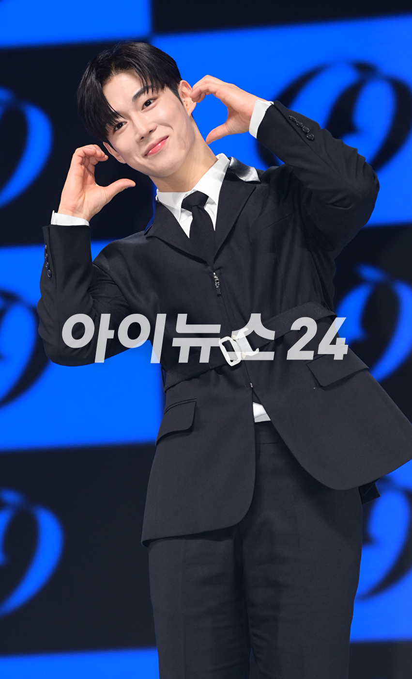 그룹 SF9(에스에프나인) 다원이 9일 오후 서울 광장동 예스24 라이브홀에서 진행된 미니 12집 &#39;더 피스 오브 나인(THE PIECE OF9)&#39; 쇼케이스에 참석해 포토타임을 갖고 있다. [사진=정소희 기자]