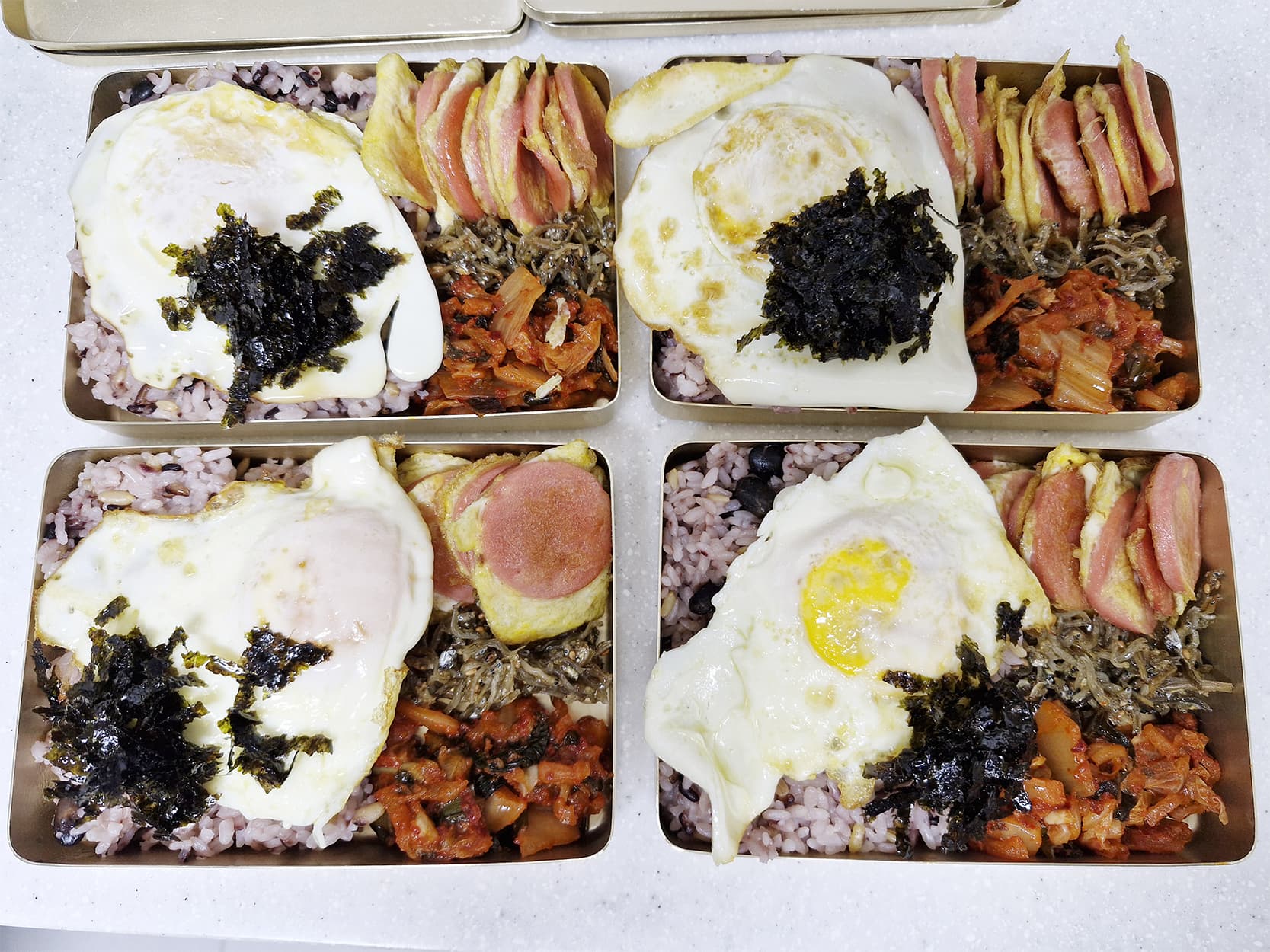 옛날 도시락 만들어보기 (이미지 출처: 직접 제작 및 촬영-원본 콘텐츠) "1960~80년대 한국에서 흔히 먹던 옛날 도시락으로, 달걀프라이, 김치, 멸치볶음, 소시지가 포함된 한식 도시락입니다."