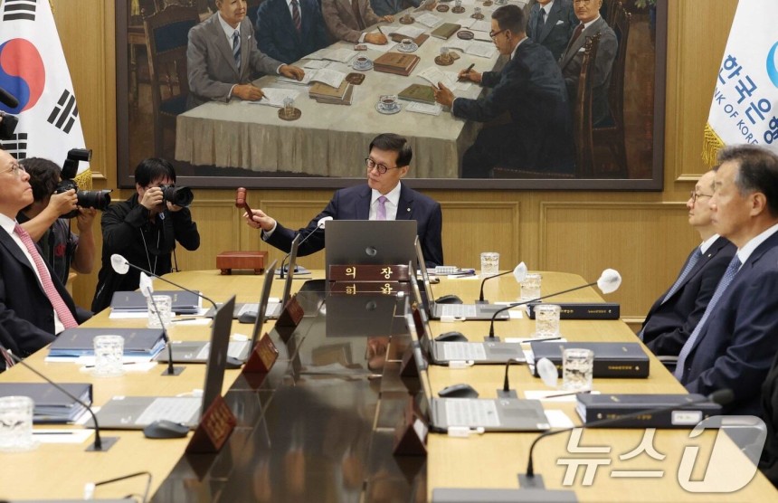 이창용 한국은행 총재가 작년 10월 11일 서울 중구 한국은행에서 열린 금융통화위원회 통화정책방향 회의를 주재하고 있다.