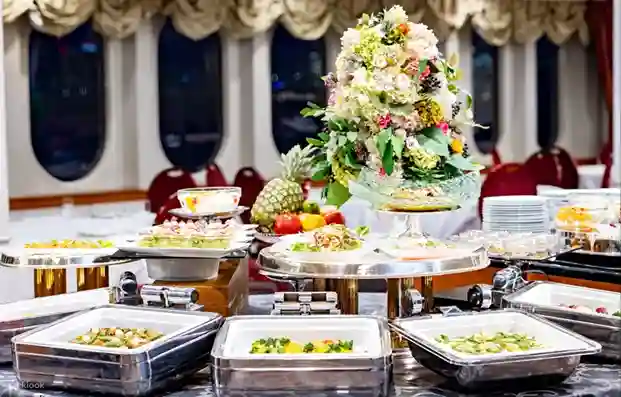 도쿄 심포니 크루즈 내부의 다양하고 화려한 런치 뷔페 음식