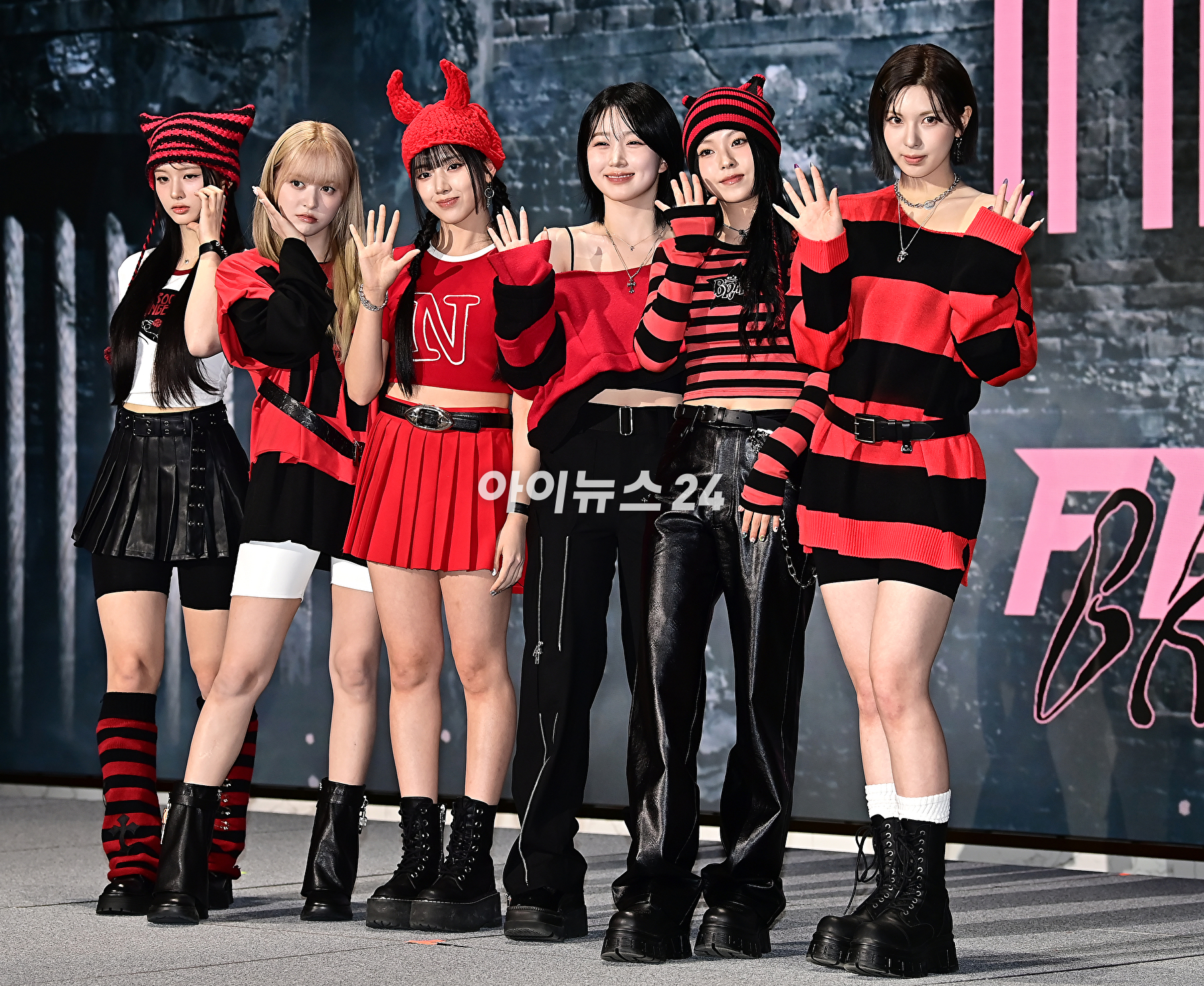 걸그룹 엔믹스가 15일 오후 서울 송파구 소피텔 앰배서더 서울 호텔에서 새 미니 앨범 &#39;Fe3O4: BREAK&#39;(에프이쓰리오포: 브레이크)를 발매 기념 쇼케이스에서 기념촬영을 하고 있다. [사진=곽영래 기자]