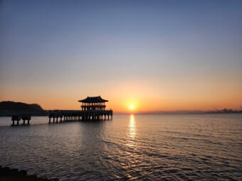 바닷가 위의 해돋이 모습