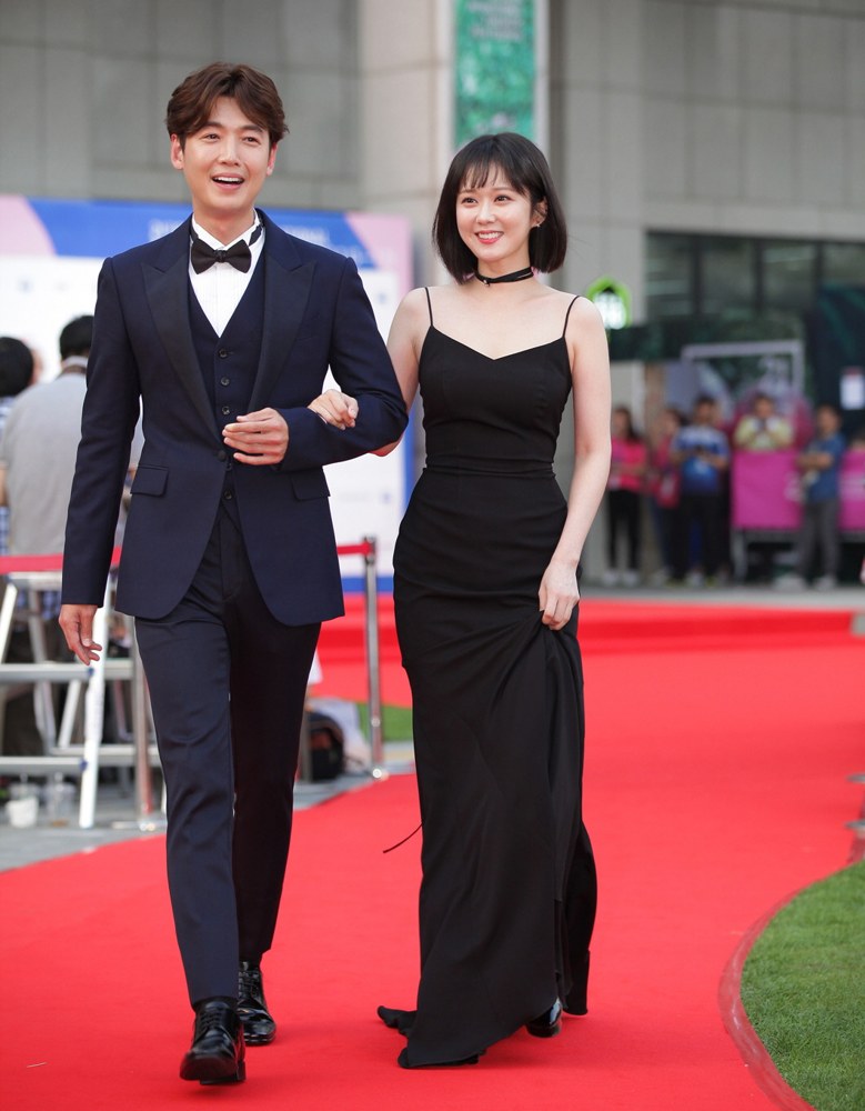 붉은 카펫 위에서 짙은 정장 차림의 정경호(왼쪽)와 검은 드레스를 입은 장나라(오른쪽)가 나란히 선 모습