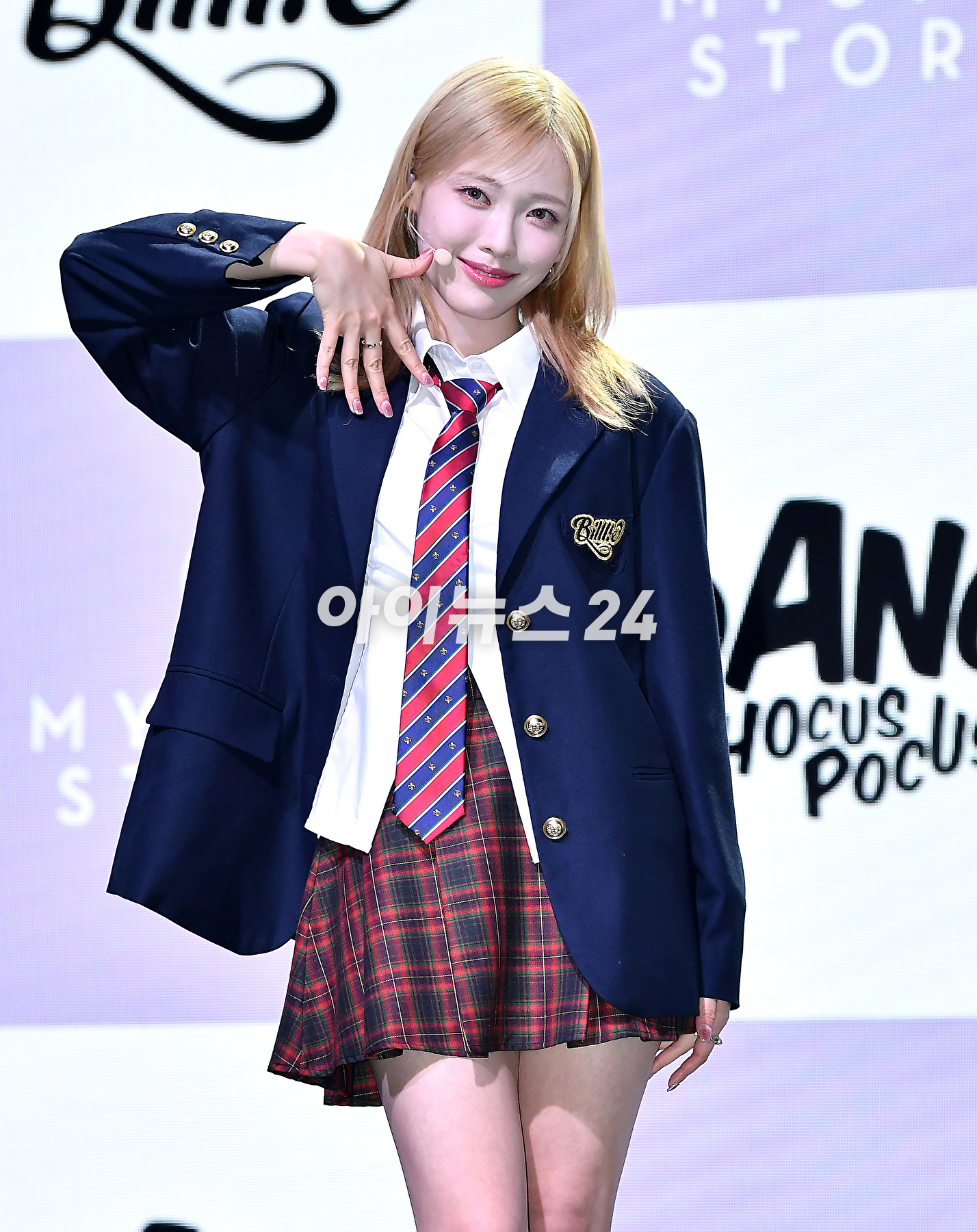 걸그룹 빌리(Billlie) 하람이 23일 오후 서울 서교동 신한카드pLay스퀘어 라이브홀에서 '사이드-비:메모얼스 오브 에코 언씬(side-B : memoirs of echo unseen)' 발매 기념 쇼케이스에서 포토타임을 갖고 있다. [사진=곽영래 기자]