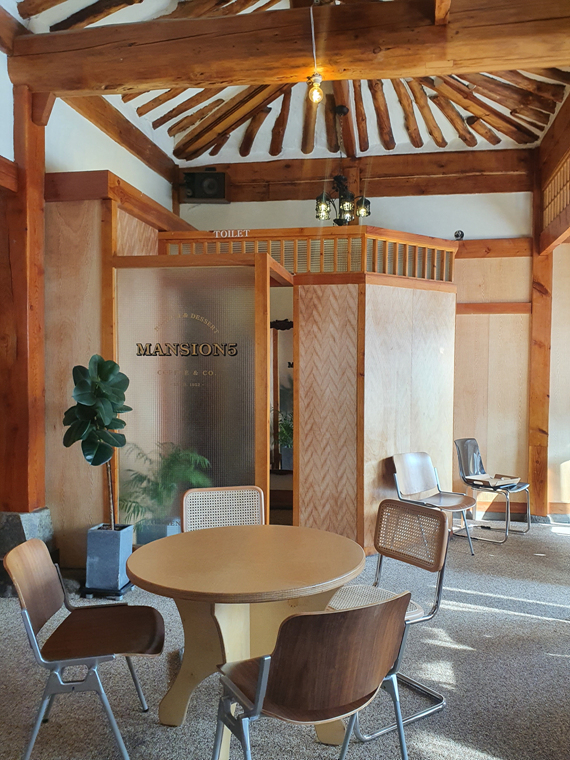 한옥-카페안-둥근-테이블과-나무