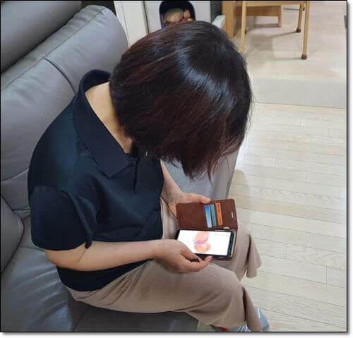 스마트폰 쳐다보는 여성