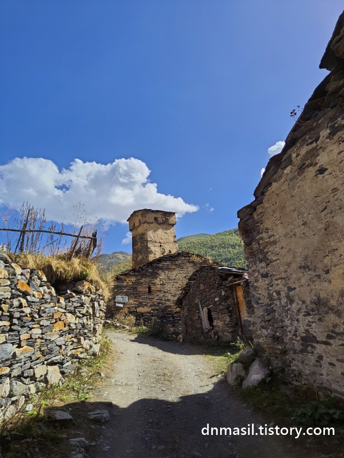 우쉬굴리 골목길 풍경. 코시키를 쉽게 볼 수 있다.