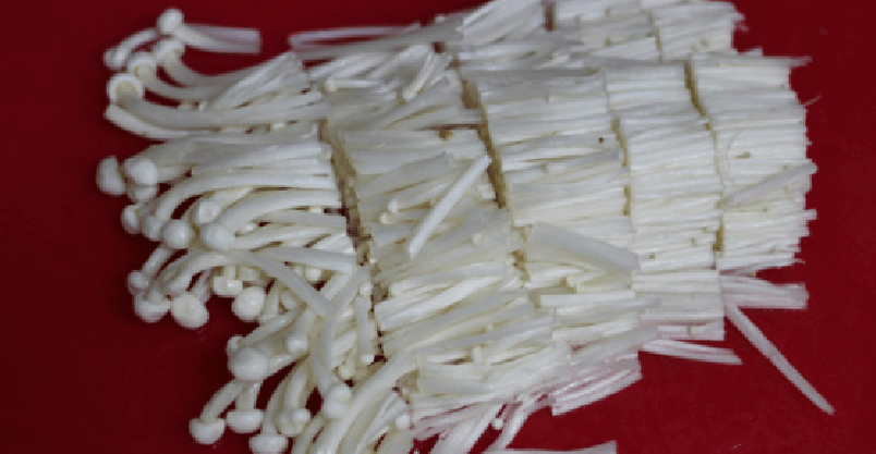 팽이버섯 효능을 확인하고 섭취하기 위해 팽이 버섯을 먹기 좋게 잘라 놓은 모습