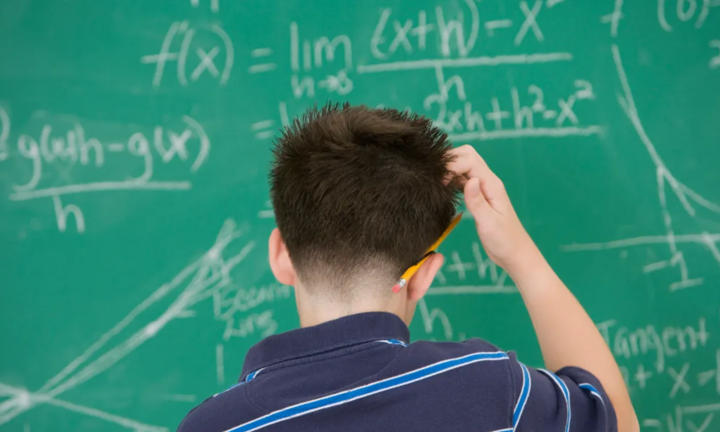 수학 공부 제대로 하는 방법에 따라 공부하는 학생 사진