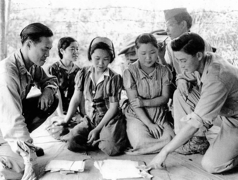 미군 3명에게 심문받고 있는 위안부 여성 3명