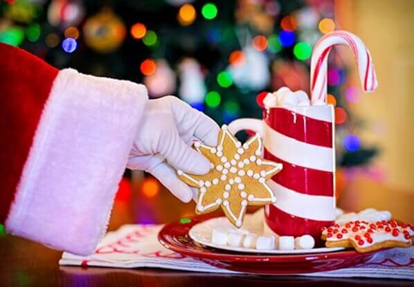 별모양-쿠키를-놓는-산타클로스의-손