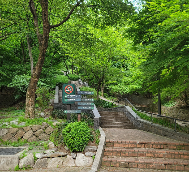 남산타워 가는 길 입구