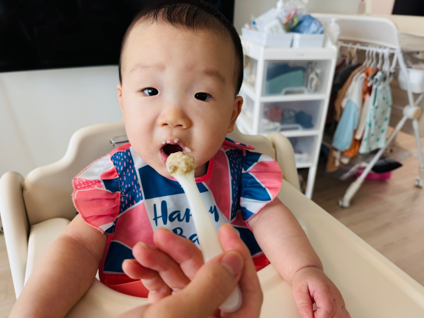 엄마가 떠준 죽을 입에 넣으려는 찬솔이의 식사 시간