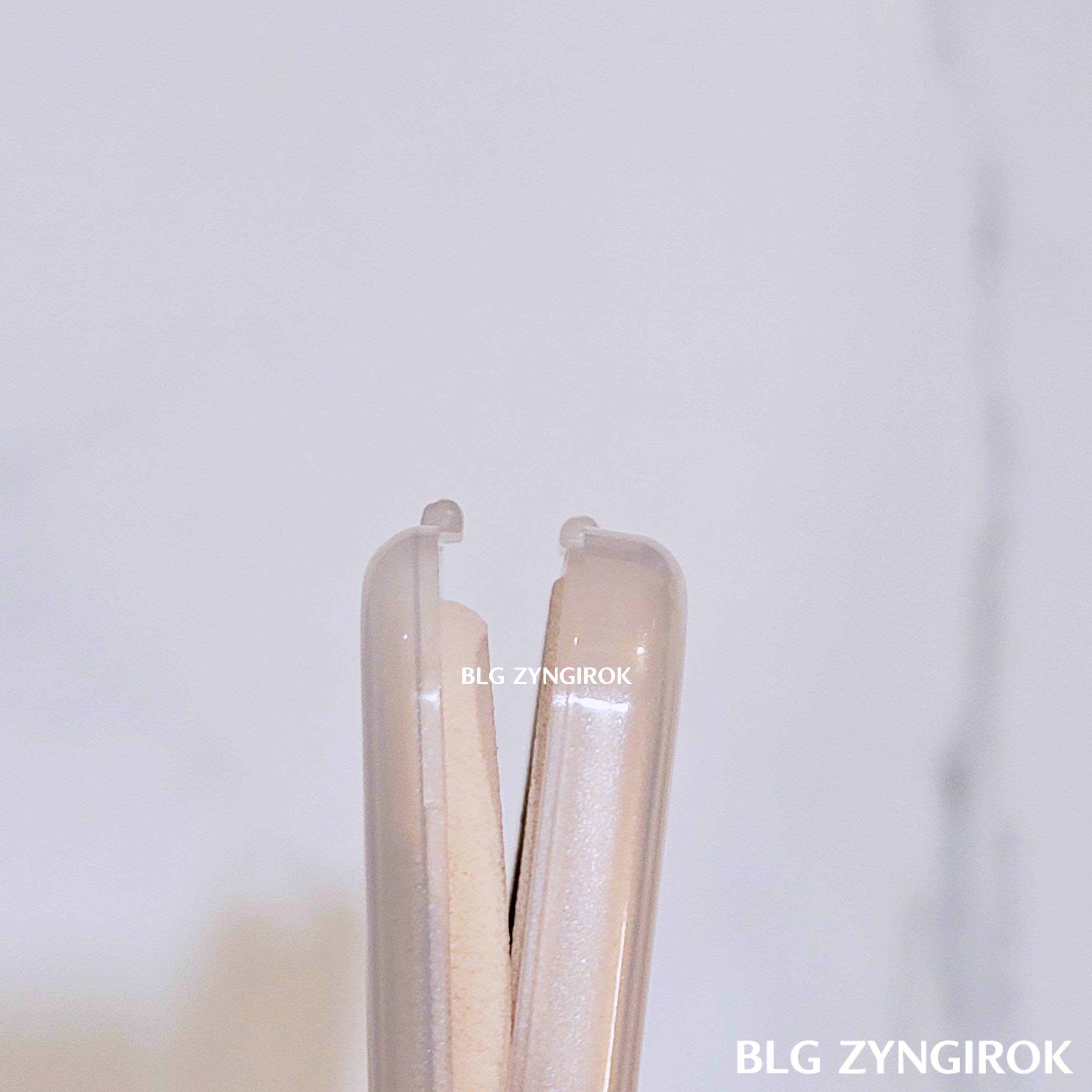 다이소 퍼프와 케이스에 두 개의 퍼프를 넣으면 뚜껑이 안닫히는 모습이다.