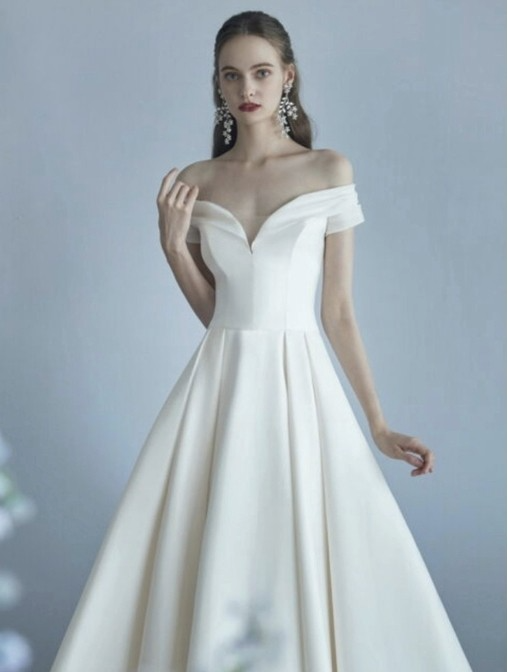 시원스런 오픈형 암커버 스타일의 웨딩 드레스