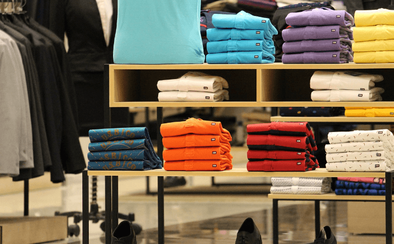 옷이 가득한 옷가게 사진