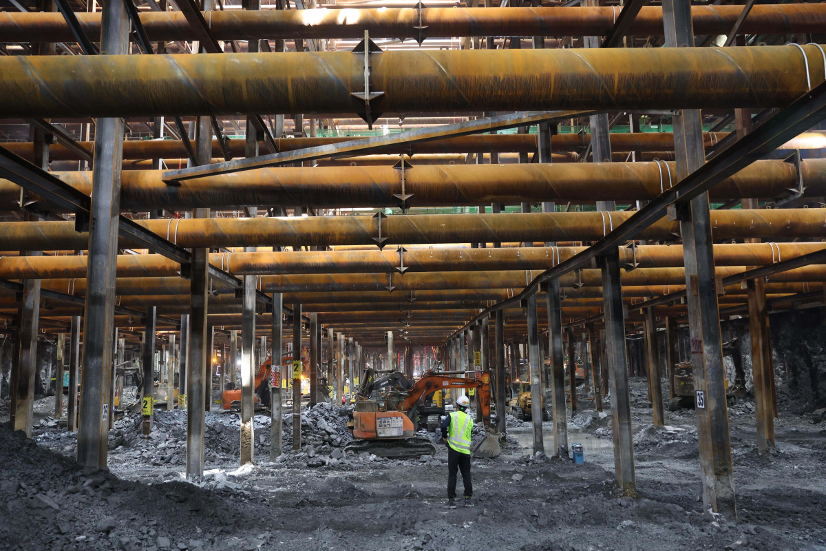 ▲오세훈 서울시장이 23일 서울 강남구 영동대로 지하공간 복합개발 건설공사 현장을 찾아 3공구 지하 암반 굴착 현장을 시찰했다. 사진은 이날 공사현장. 신태현 기자 holjjak@
