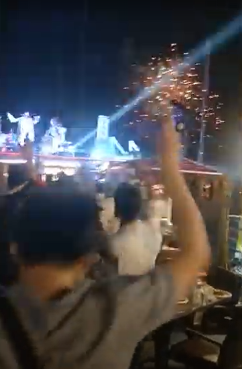 방금 2021년이 되었답니다. 선상댄스