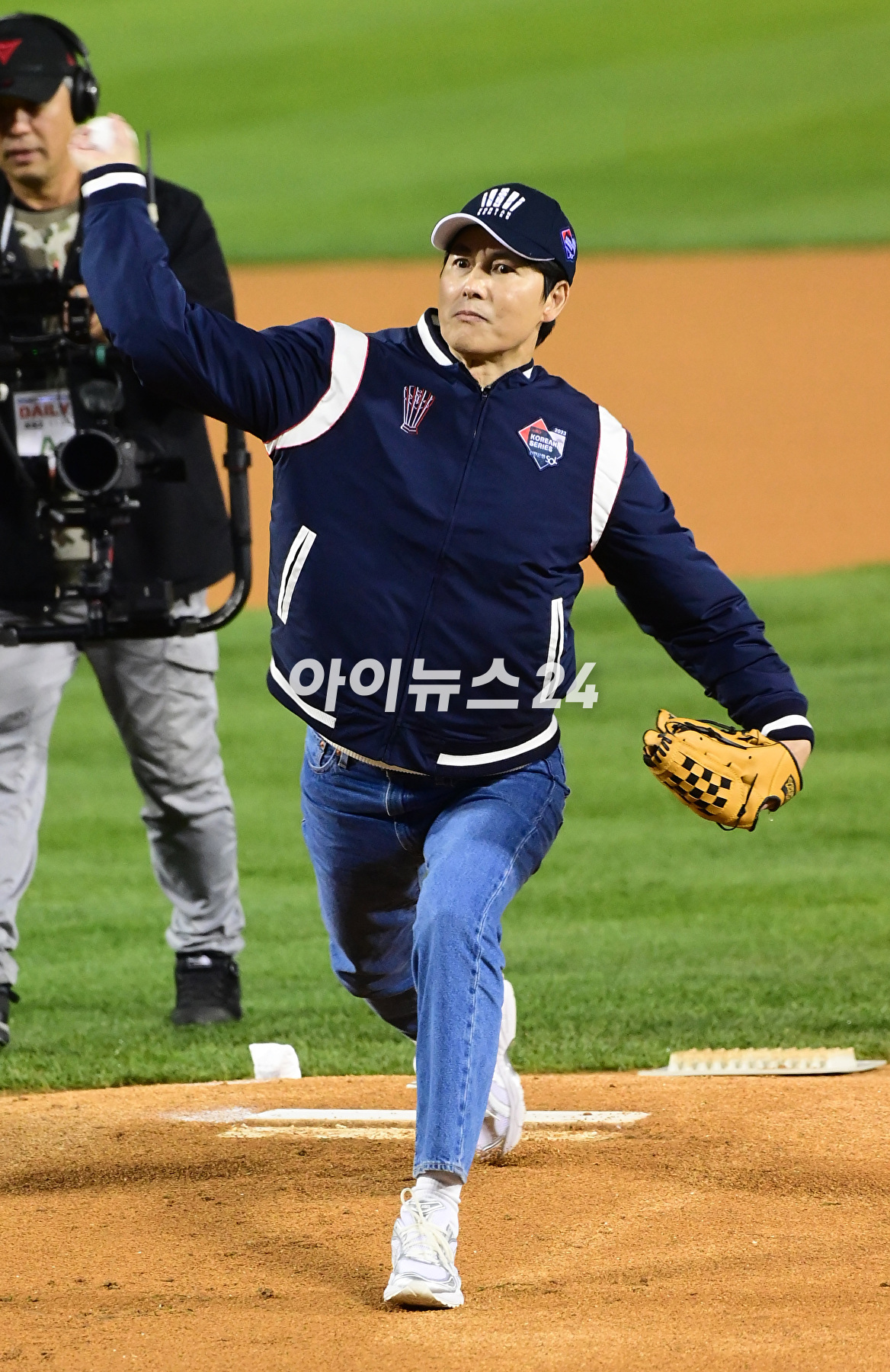 >배우 정우성이 8일 오후 서울 잠실야구장에서 열린 '2023 프로야구 KBO리그' 포스트시즌 한국시리즈 2차전 LG 트윈스와 kt 위즈의 경기에서 시구자로 참석하고 있다. [사진=정소희 기자]