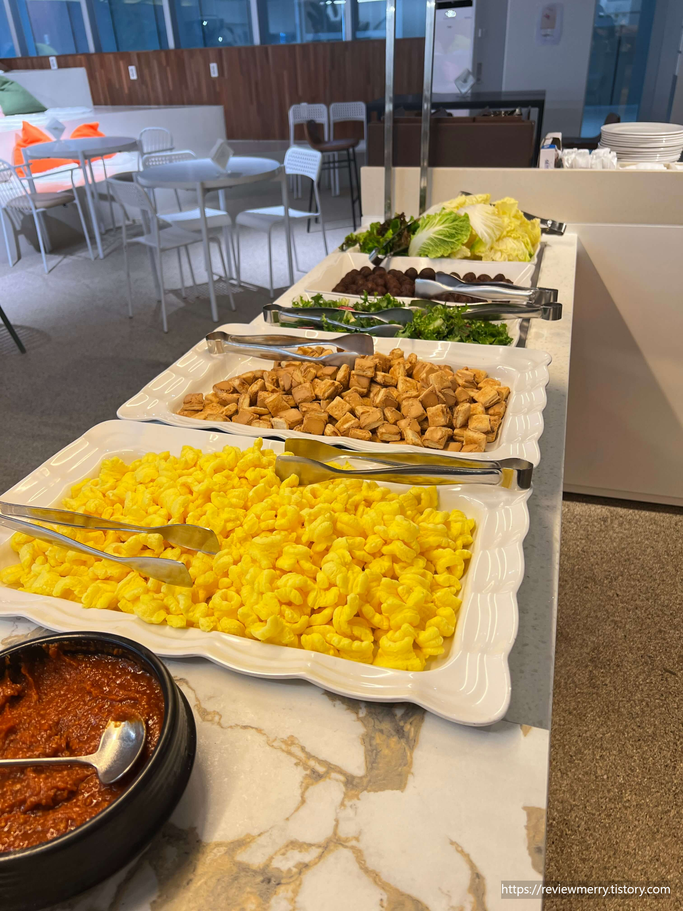 과자 및 샐러드