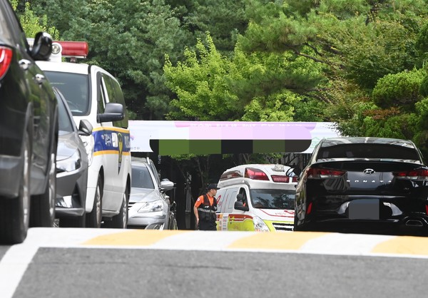 배움터 지킴이만으론 침입 대응 역부족
수업 중 출입 전면금지·경찰 배치 등 필요