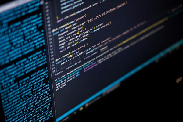 컴퓨터 화면에 API 코드와 데이터 흐름 그래픽이 표시된 장면