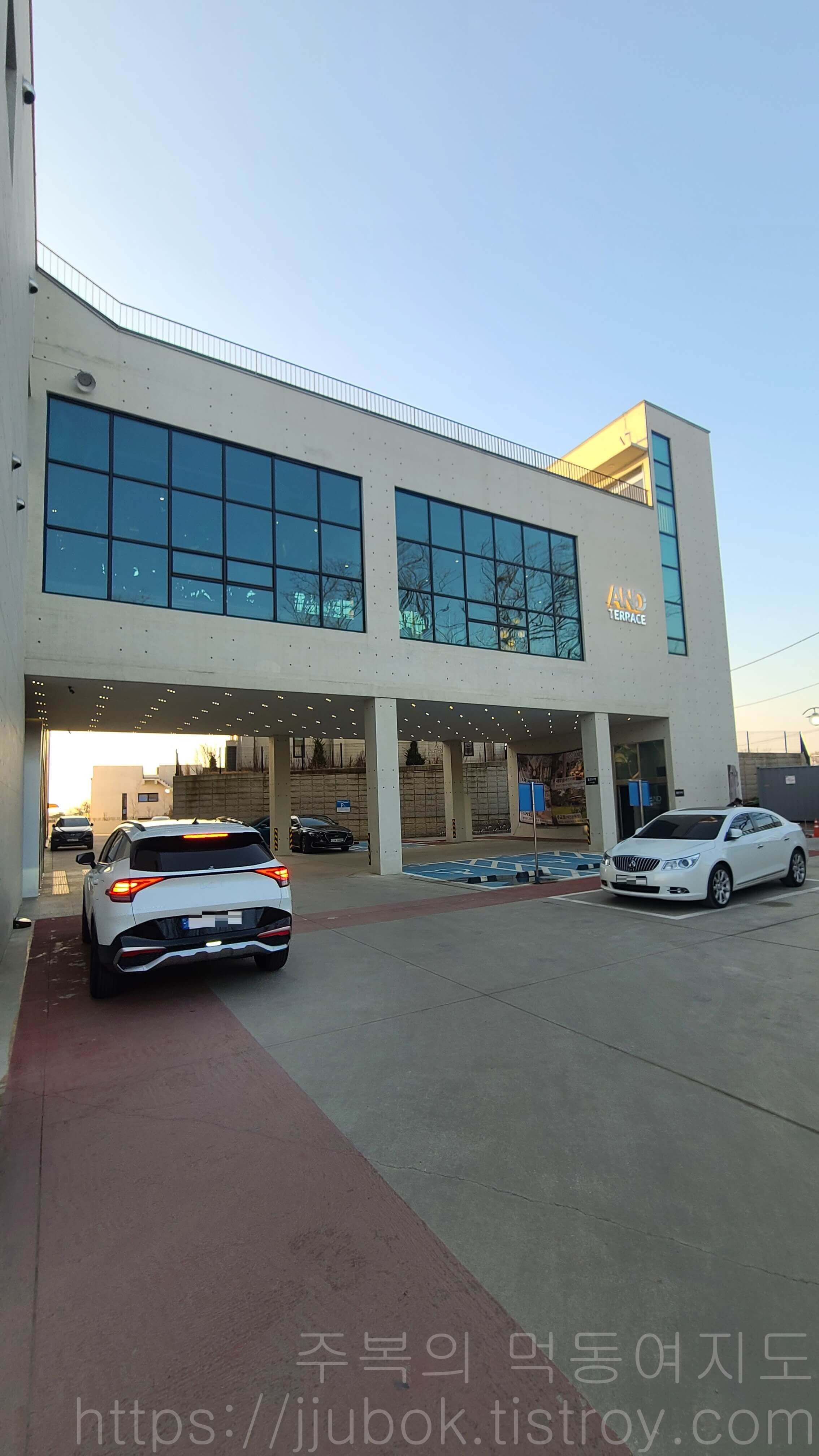 앤드-테라스-AND-TERRACE-파주점-외관-2