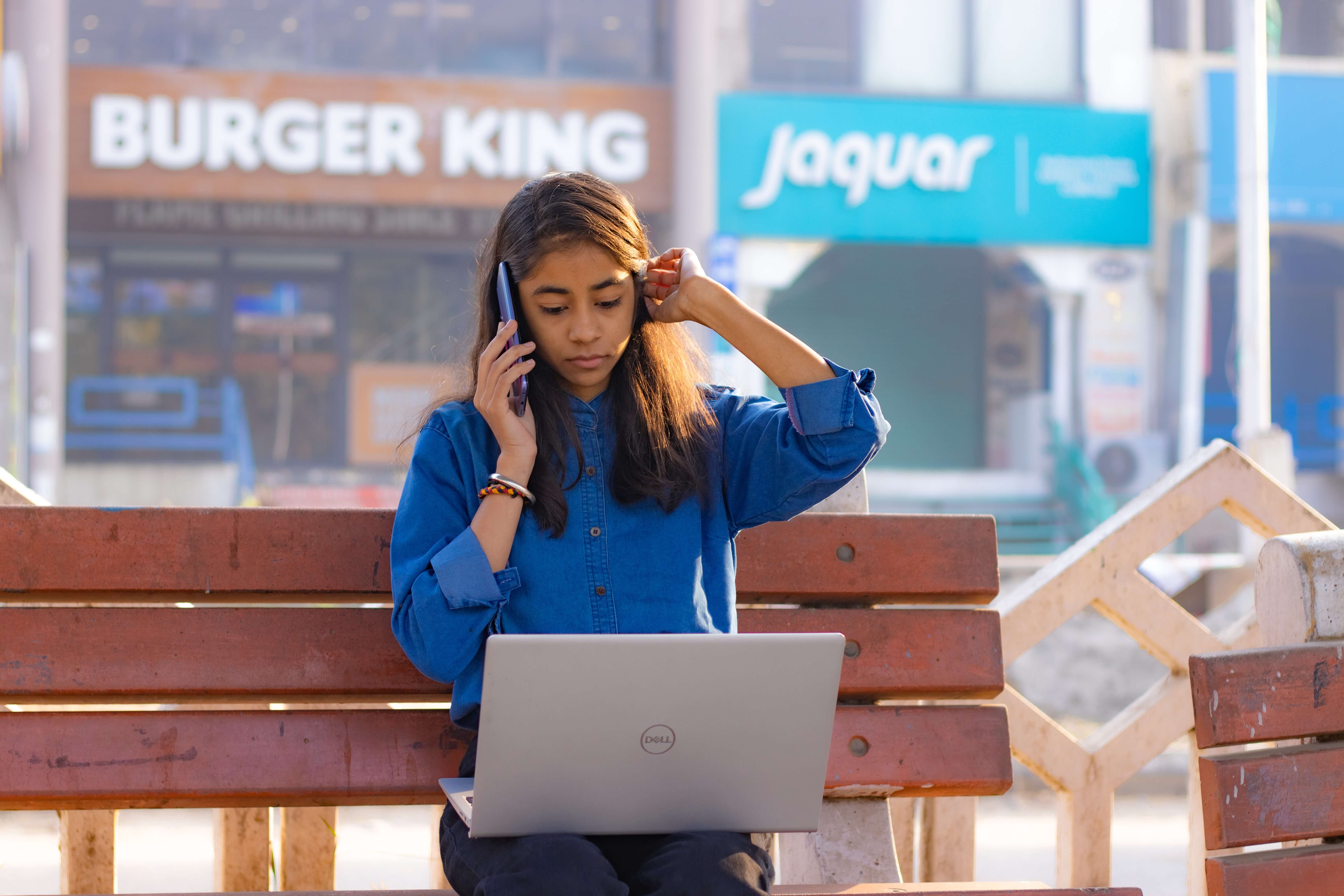 청년이 통화하는 장면