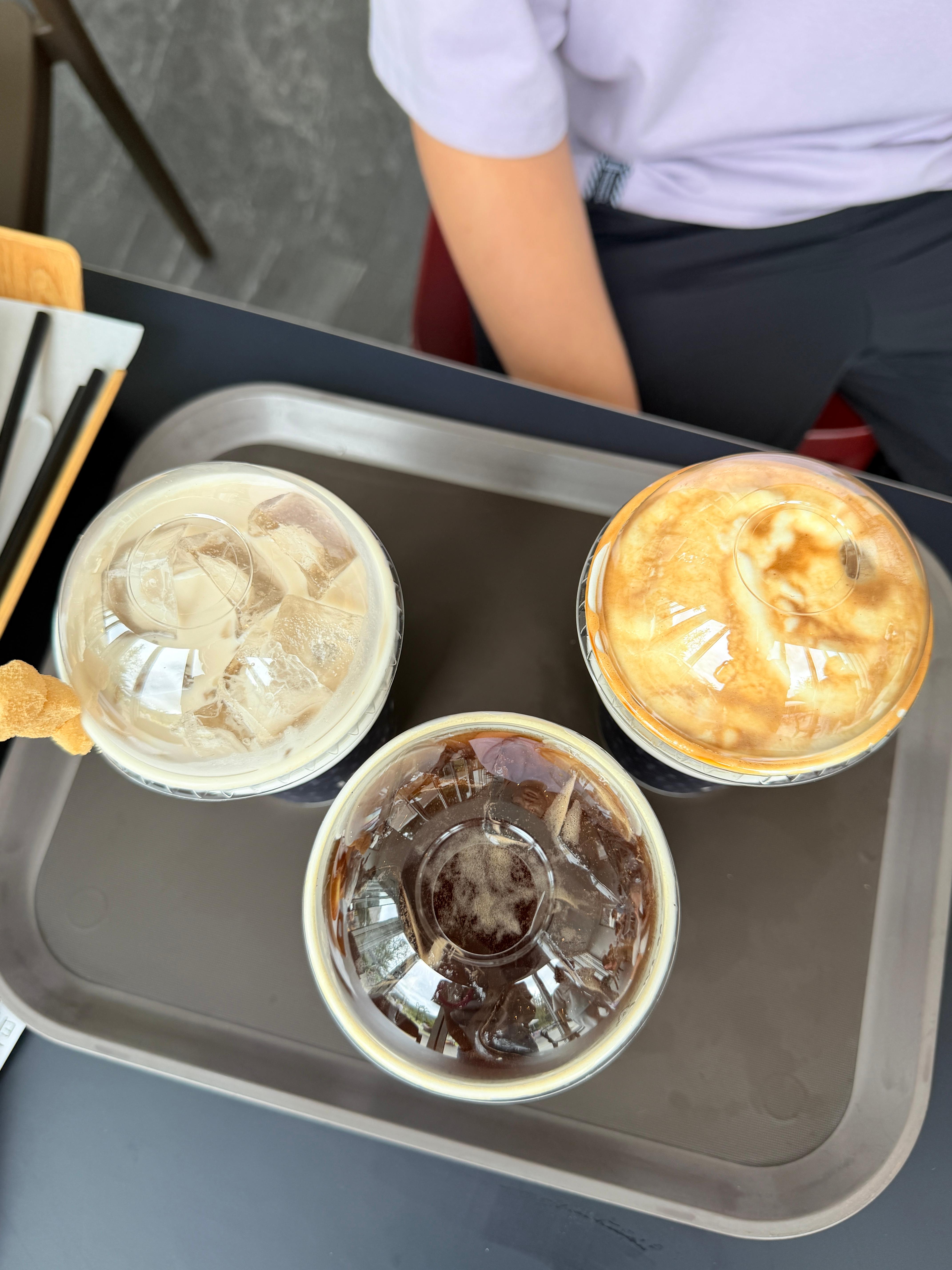 파크프리베에서 주문한 아이스아메리카노, 꿀 미숫가루라떼, 아인슈패너 음료 사진