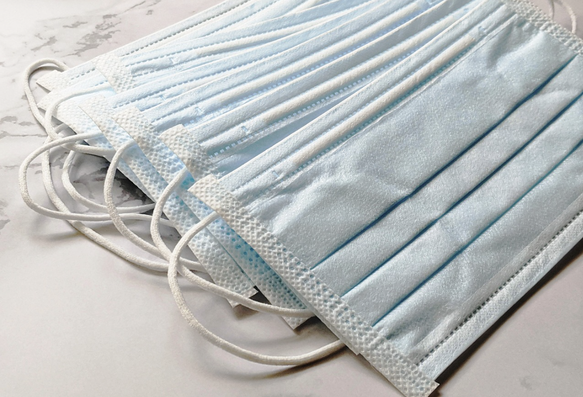 의료용 마스크가 여러장 있는 모습