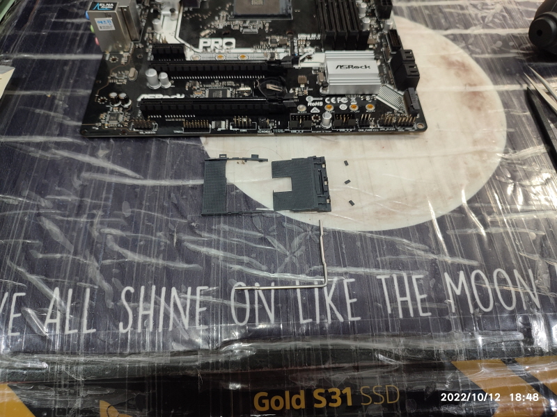 AM4 소켓 커버 분해하다가 다 부러뜨렸네요