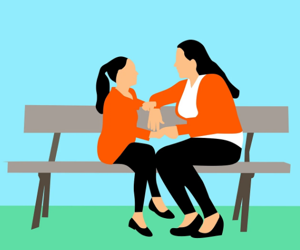 엄마와 딸이 벤치에 앉아 대화하고 있다.