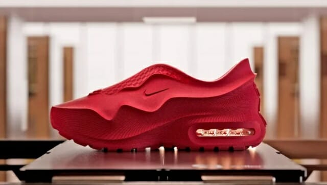 나이키가 젤러펠트사와 협력해 3D 프린팅으로 만든 운동화 &lsquo;에어 맥스 1000&rsquo;을 공개했다.
