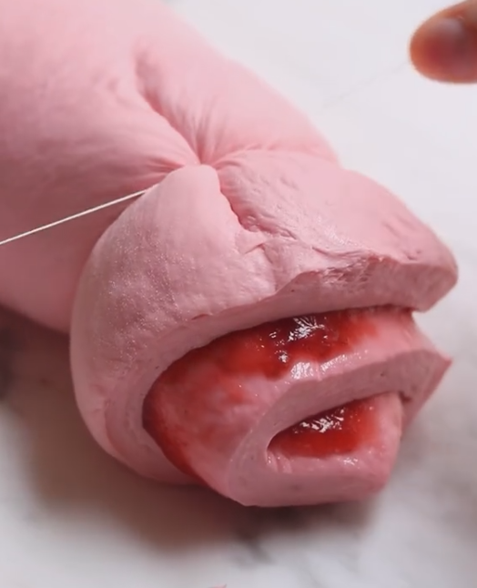 치실을 이용해 딸기 롤 반죽을 일정하게 자르는 모습