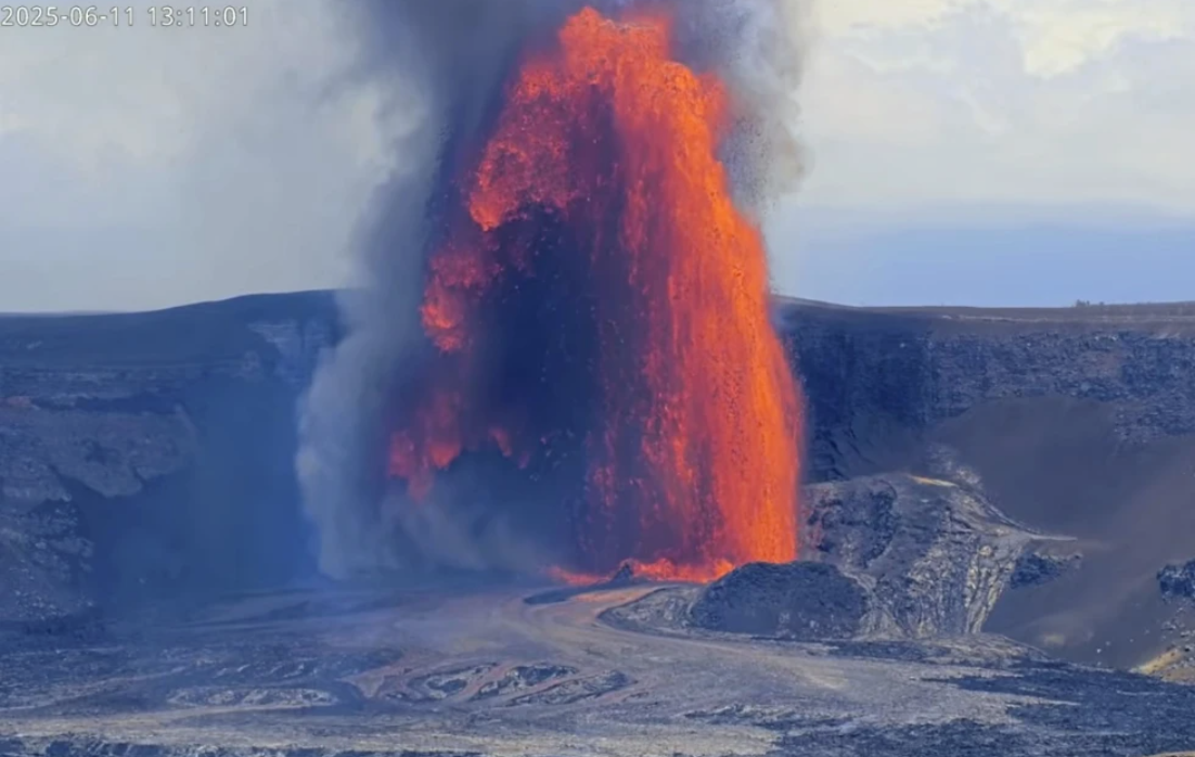 2025년 6월 11일, 하와이 킬라우에아 화산의 분화 에피소드 중 용암 분수가 높이 치솟는 모습. 미국 지질조사국(USGS) 제공 영상에서 촬영됨