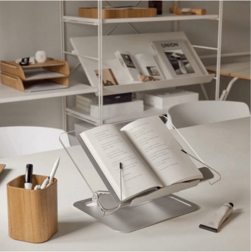 독서대로 사용 중인 높이 각도 조절이 가능한 노르잇 독서대