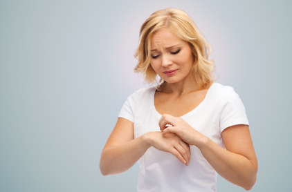 손을 쓰는 여성.